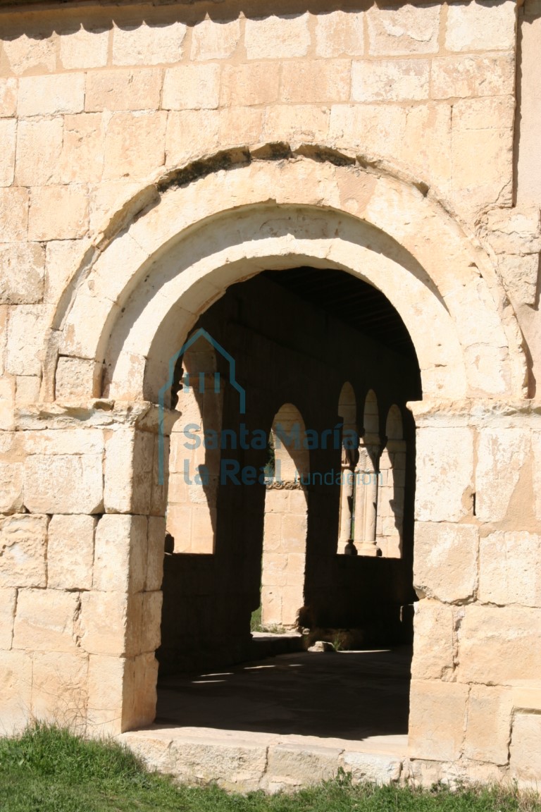 Entrada oriental del pórtico