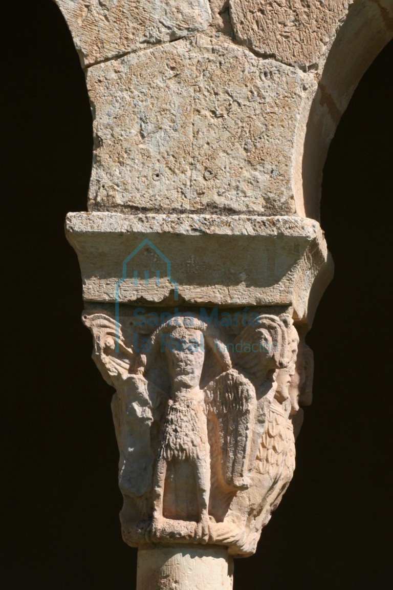 Capitel del pórtico. Arpías Capitel del pórtico. Arpías