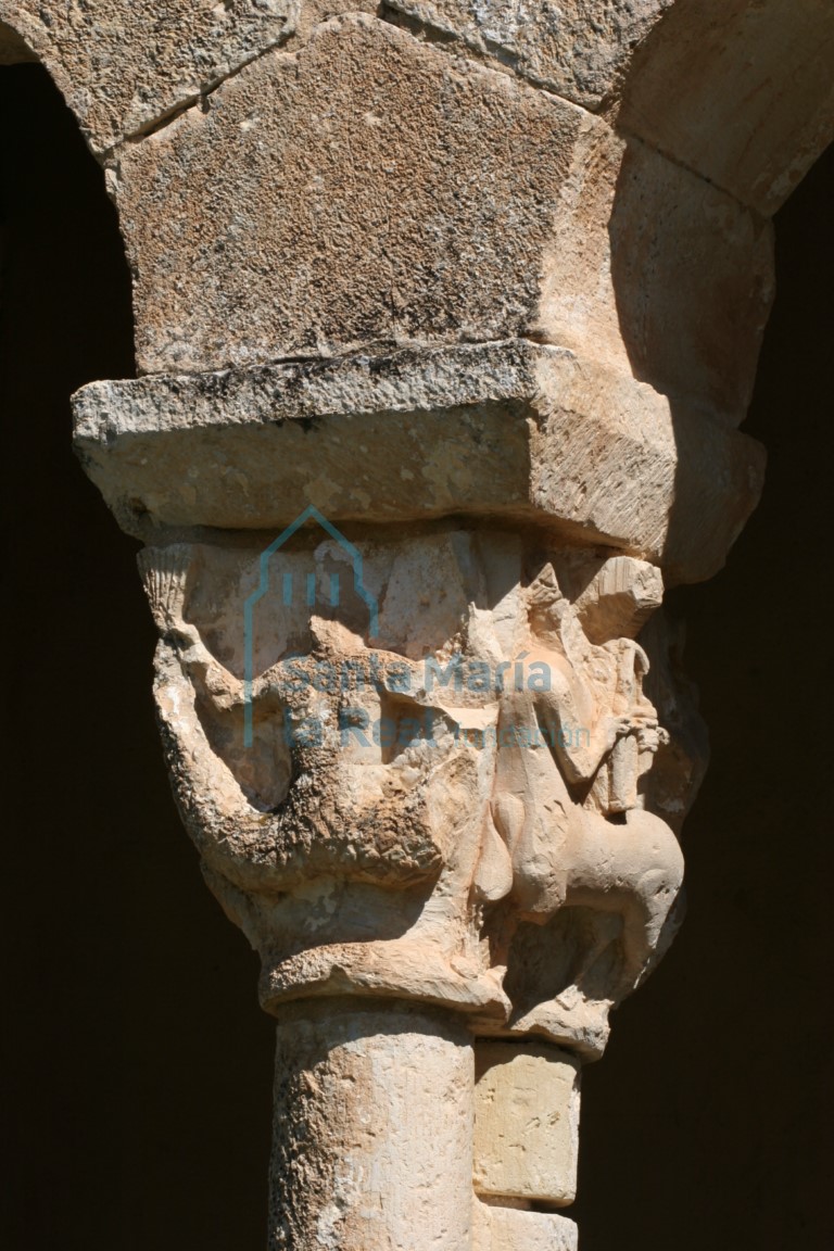 Capitel del pórtico. Sirenas y centauros
