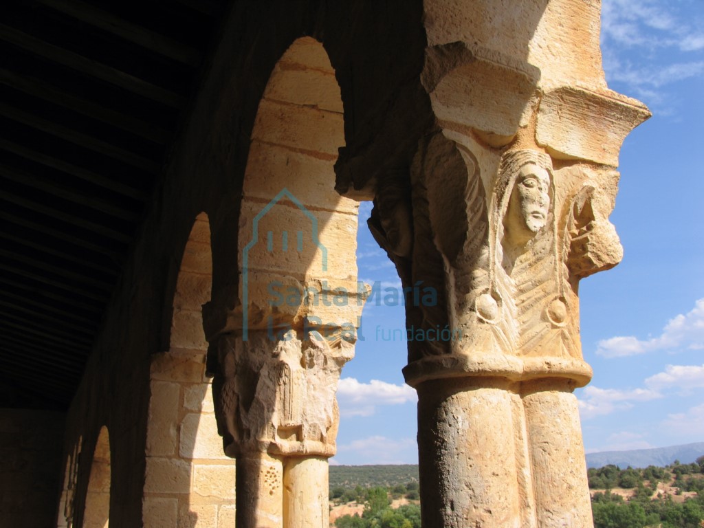 Capiteles del pórtico Capiteles del pórtico