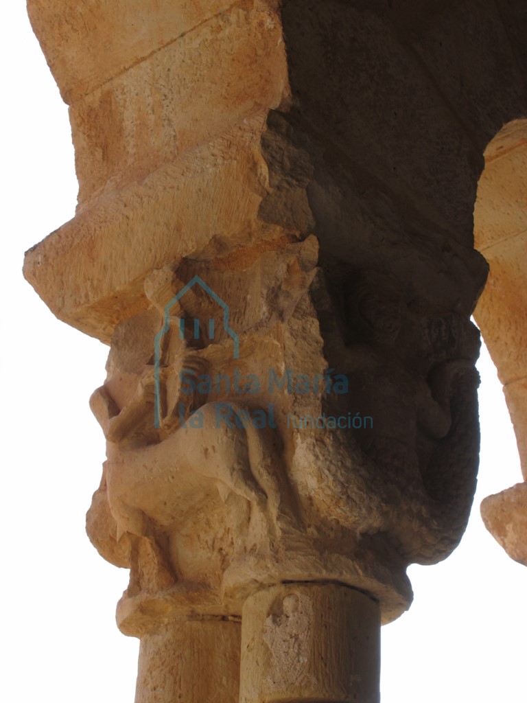 Capitel del pórtico. Sirenas y centauros Capitel del pórtico. Sirenas y centauros