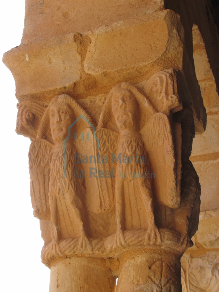 Capitel del pórtico. Arpías