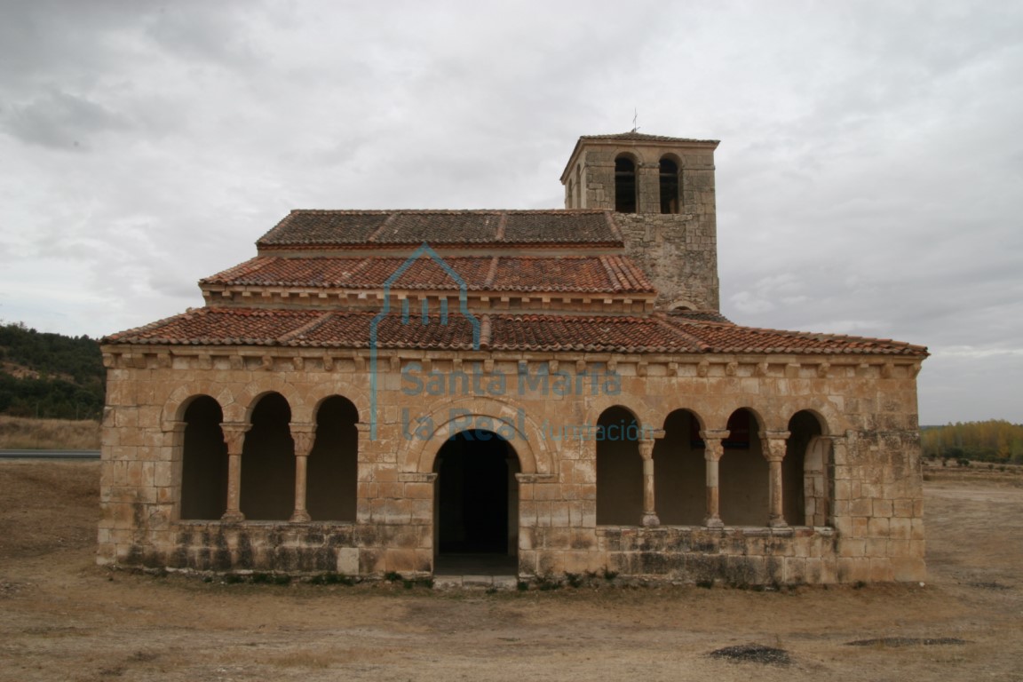 Fachada meridional. Pórtico