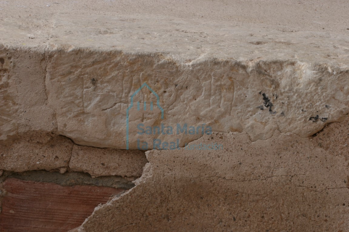 Detalle de una incripción en la piedra