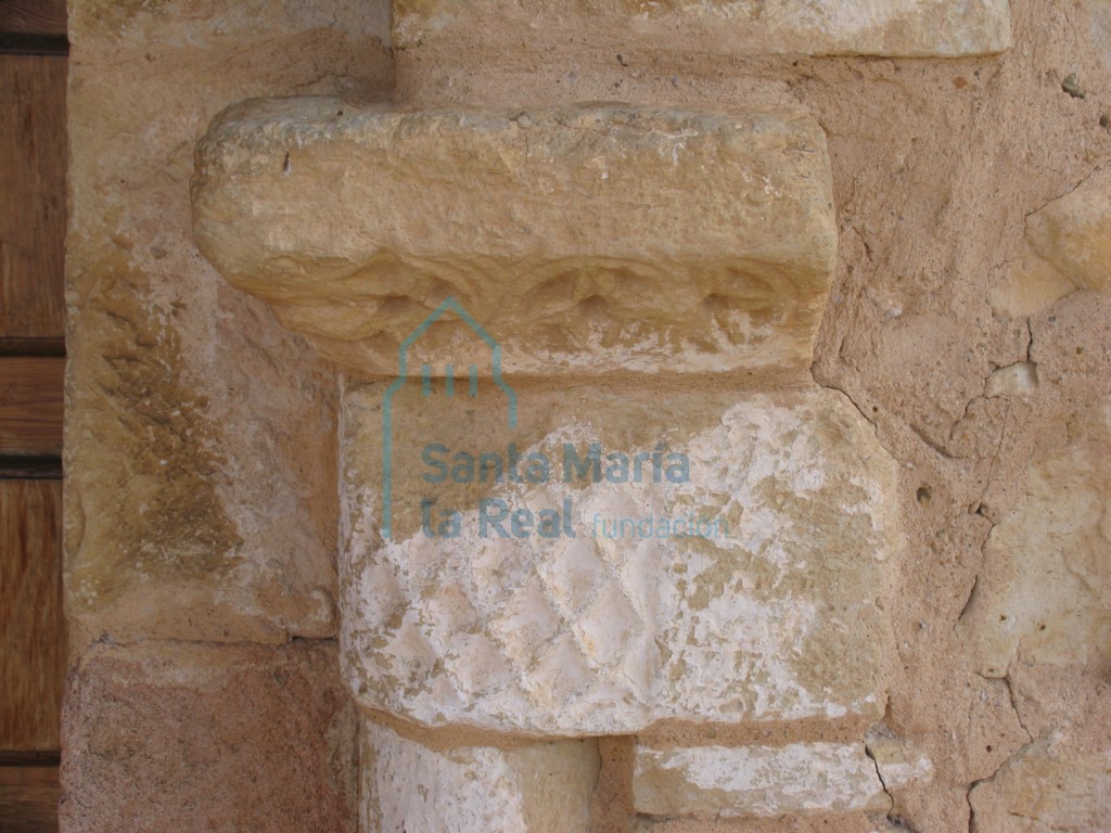 Capitel del arco de la portada