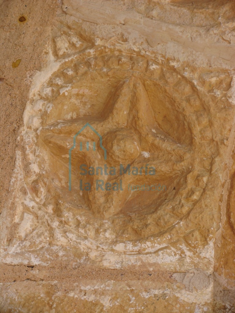 Dovela del arco de la portada, con decoración de florones