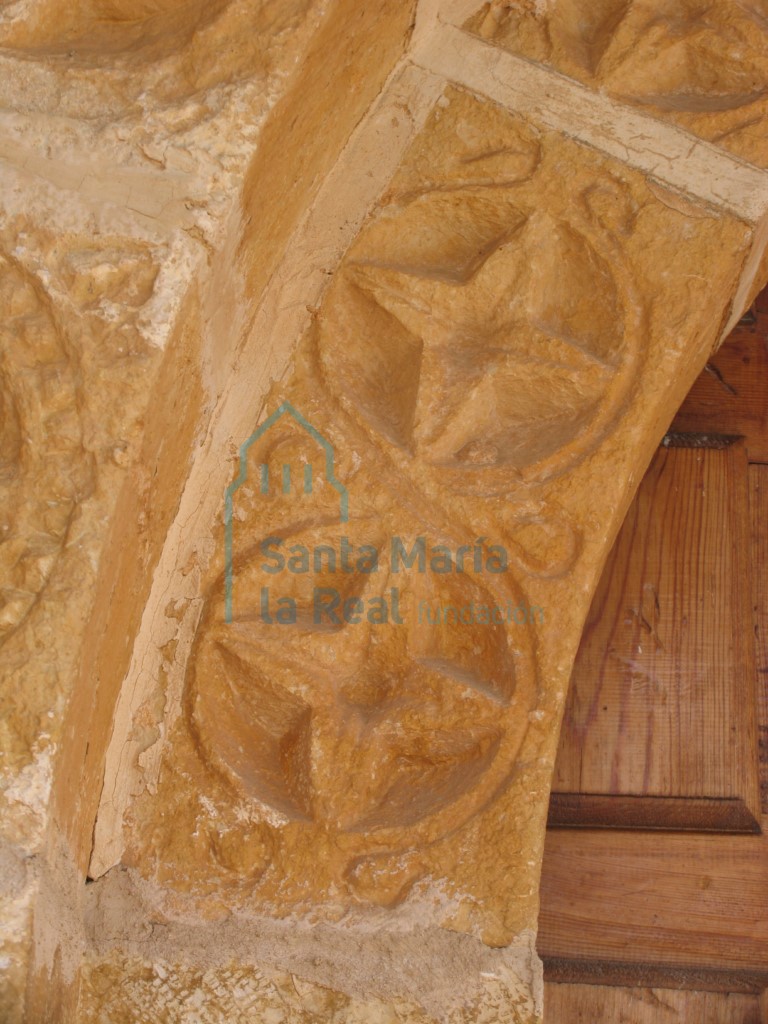 Detalle del arco de la portada