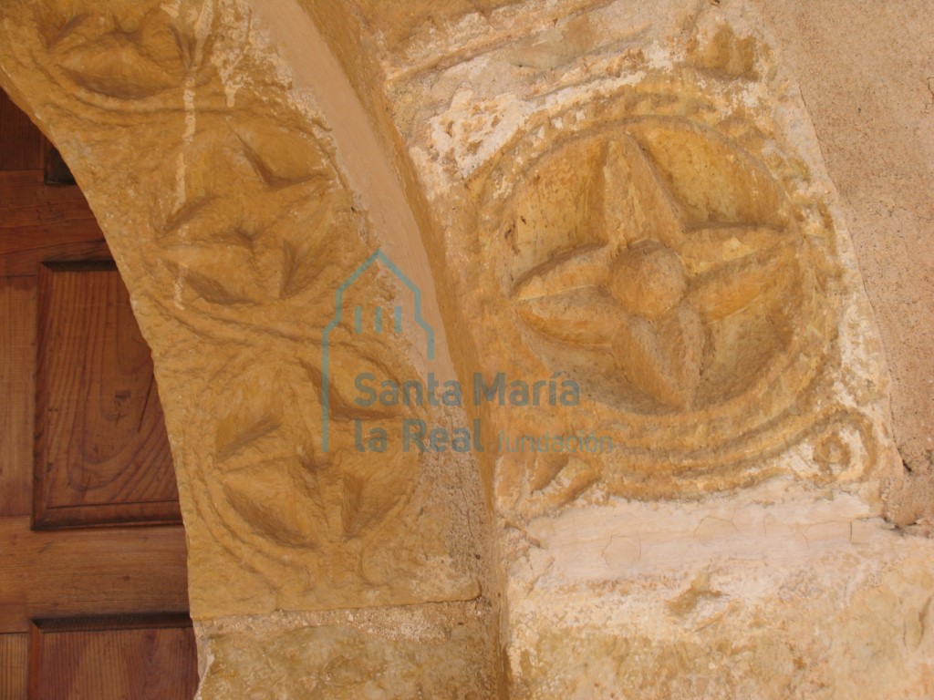 Detalle de arquivoltas de la portada