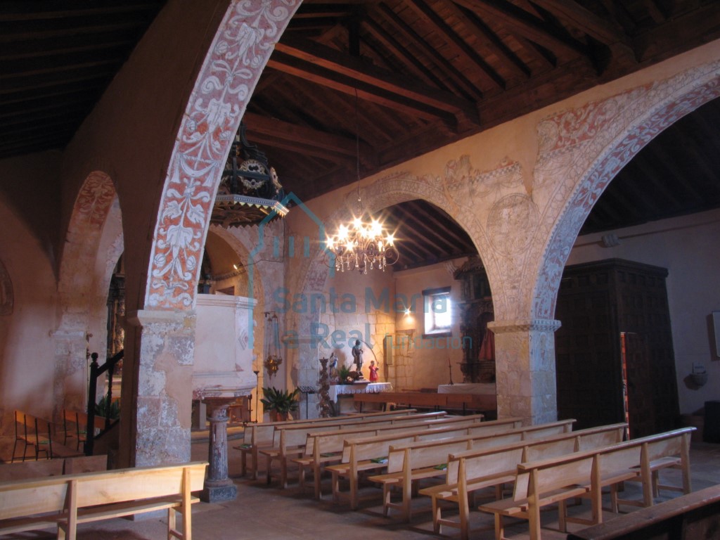Interior desde la nave lateral
