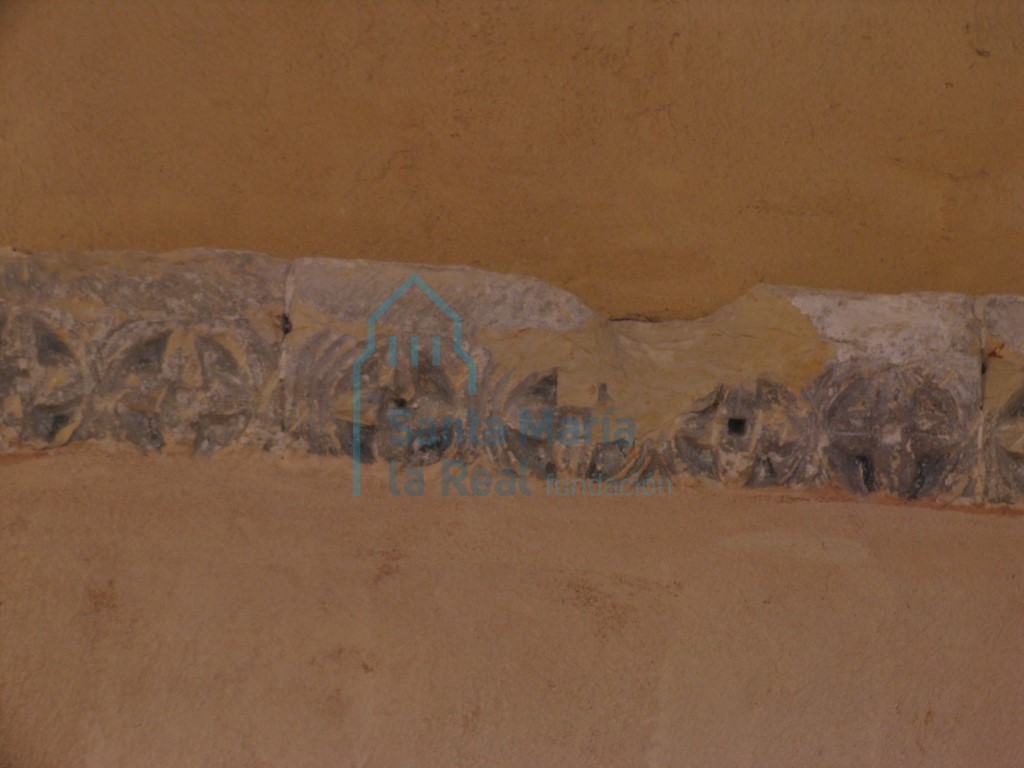 Relieve tallado de florones