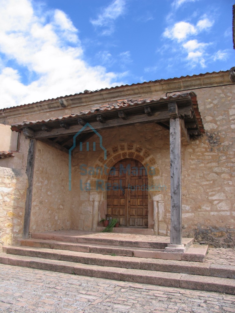 Portada meridional, con un tejaroz