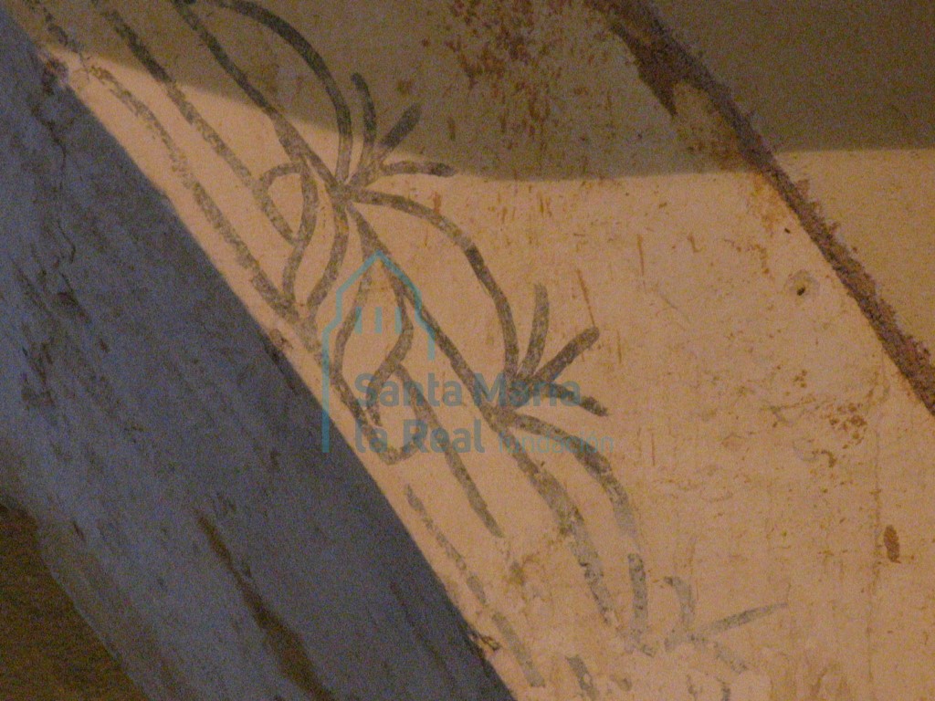 Restos de pintura del arco rebajado que separa las dos naves Restos de pintura del arco rebajado que separa las dos naves