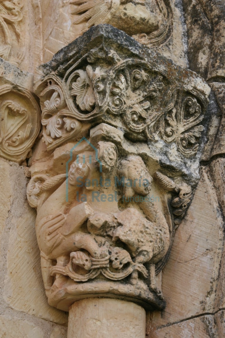 Capitel derecho representa una pareja de arpías en  la portada occidental del pórtico
