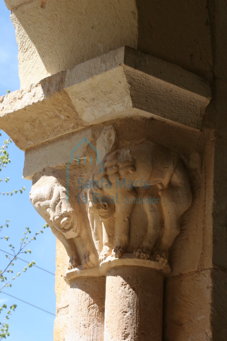 Capitel representa una pareja de leones, en el pórtico