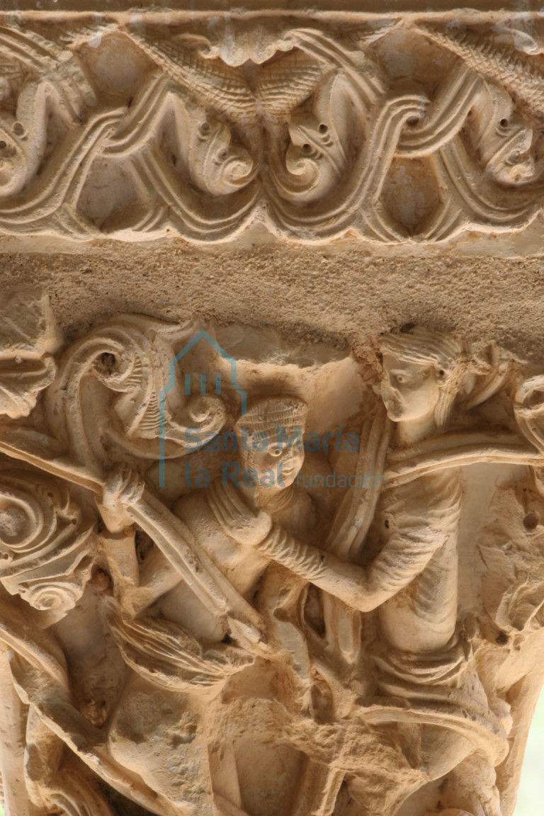 Detalle del capitel que representa en este lado dos figuras humanas envueltas en vegetación, en el pórtico