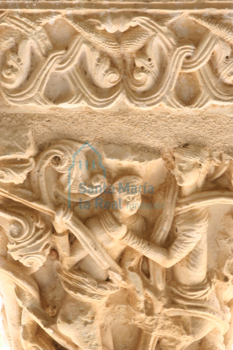 Detalle del capitel que representa en este lado dos figuras humanas envueltas en vegetación, en el pórtico