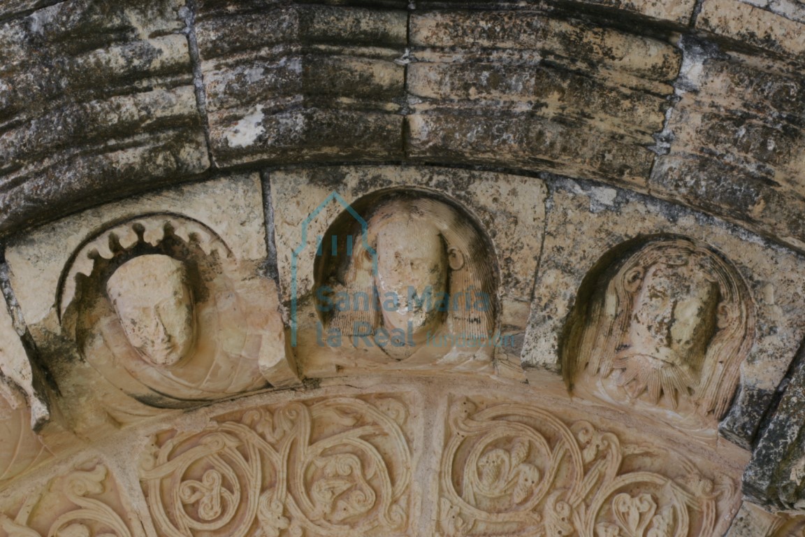 Detalle de la arquivolta que representan bustos de la portada occidental del pórtico Detalle de la arquivolta que representan bustos de la portada occidental del pórtico