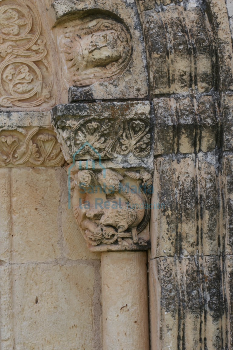 Capitel derecho con una pareja de arpías de la portada  occidental del pórtico