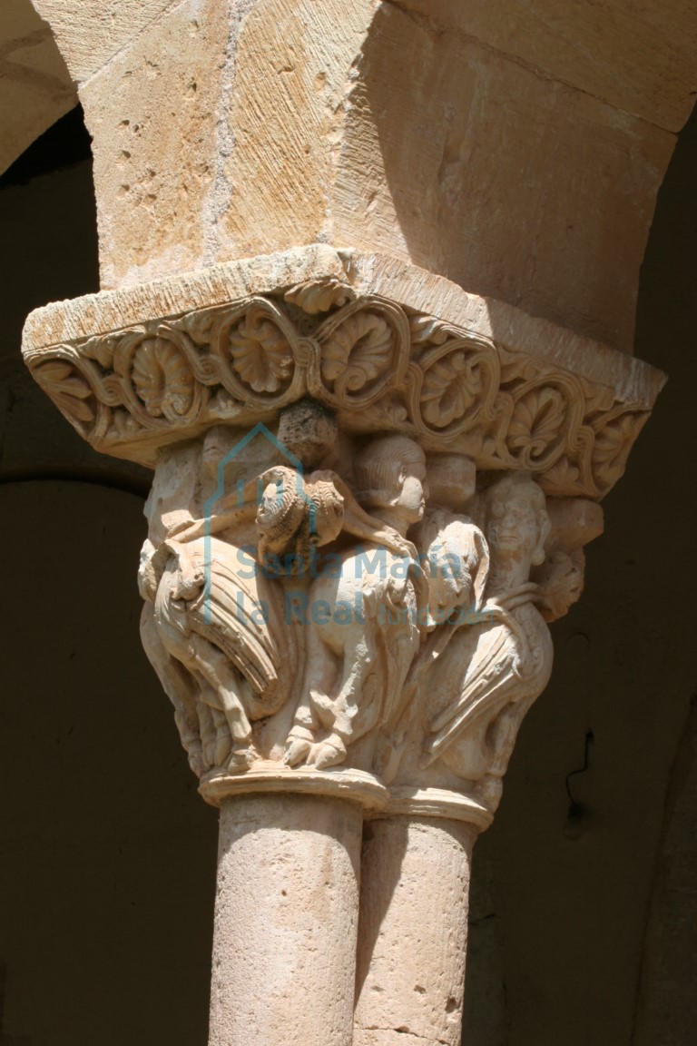 Capitel que representan seis arpías, en el pórtico