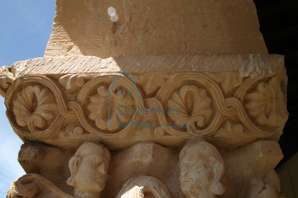 Cimacio con decoración de palmetas en un capitel del pórtico