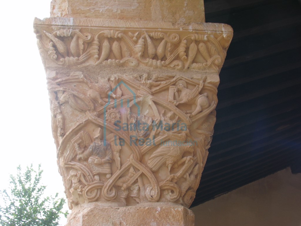Capitel que representa el Maiestas Domini, en el pórtico