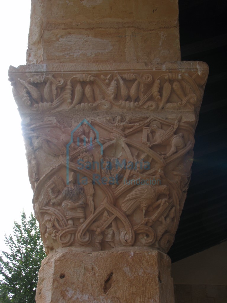 Capitel que representa el Maeistas Domini, en el pórtico
