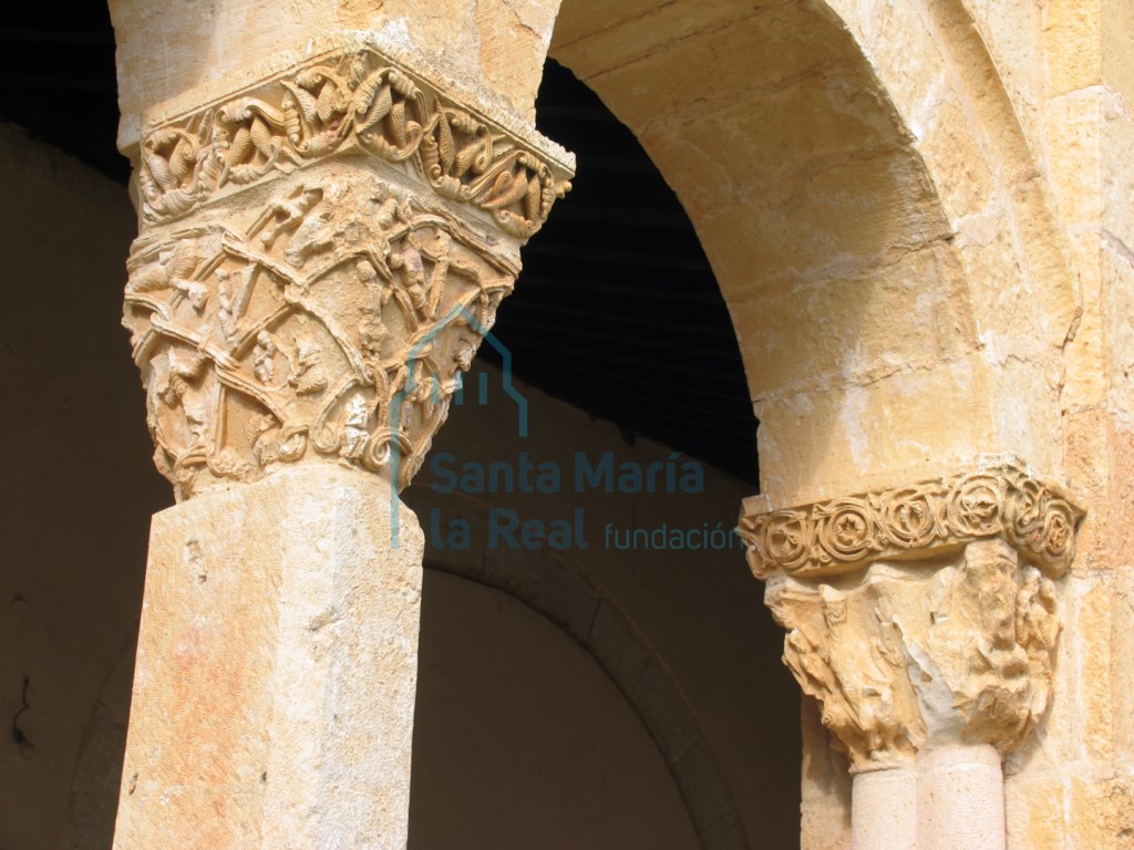 Capiteles del pórtico Capiteles del pórtico