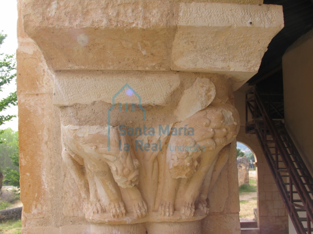 Capitel que representa una pareja de leones, en el pórtico