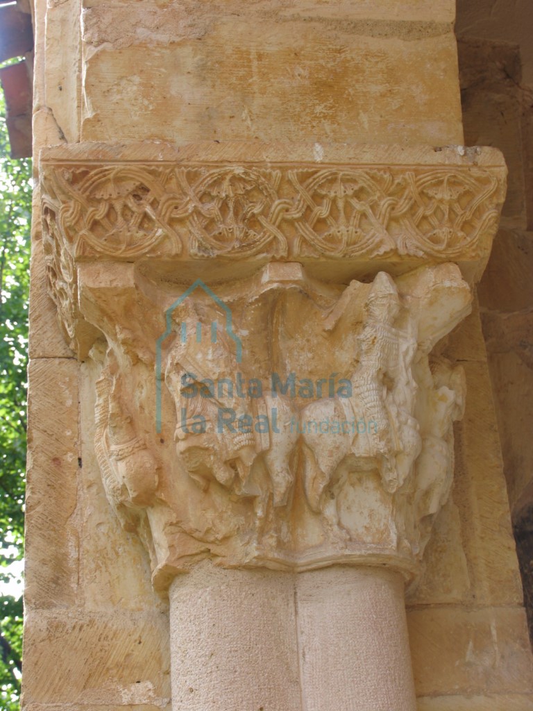 Capitel que representa la lucha entre caballeros, en el pórtico