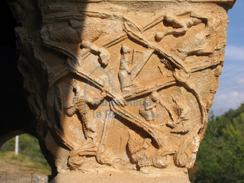 Capitel con escena sin identificar, en el centro la figura de un hombre portadao una lira, en el pórtico