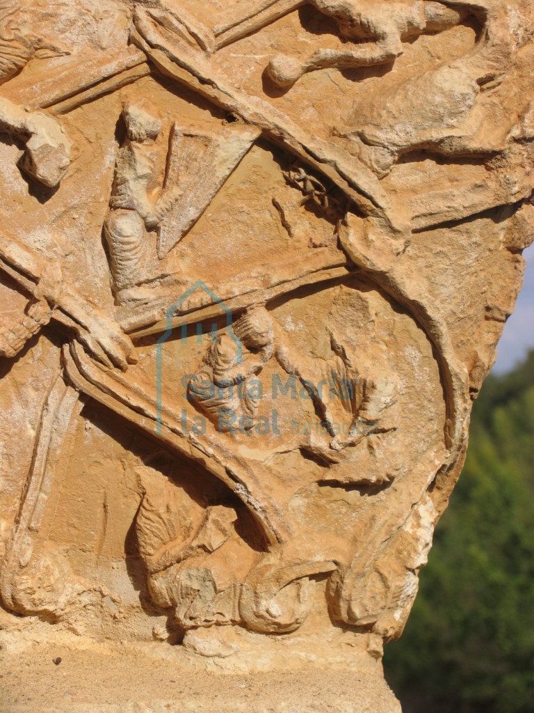 Detalle del capitel con escena sin identificar, en el centro la figura de un hombre portadao una lira, en el pórtico