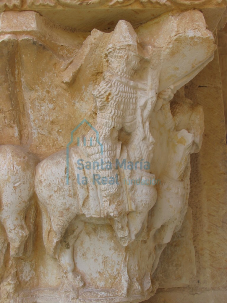 Detalle del capitel que representa la lucha entre caballeros, en el pórtico