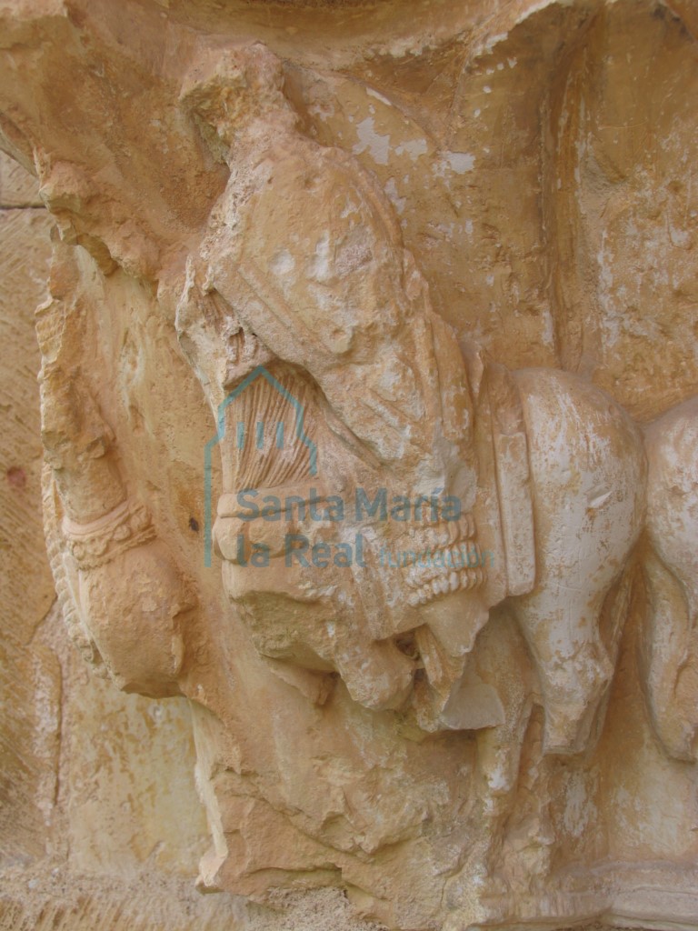 Detalle del capitel que representa la lucha entre caballeros, en el pórtico Detalle del capitel que representa la lucha entre caballeros, en el pórtico