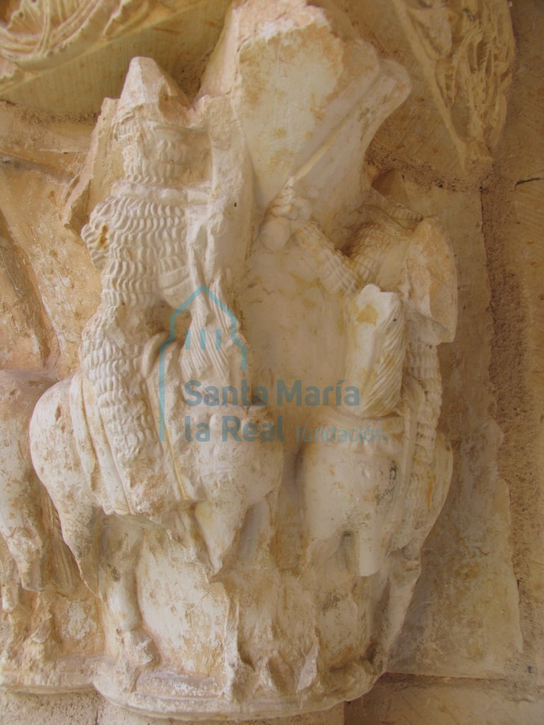 Detalle del capitel que representa la lucha entre caballeros, en el pórtico