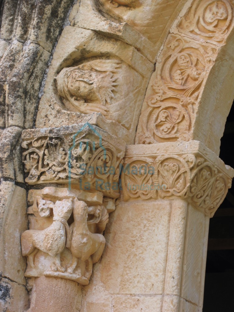 Detalle de la portada oriental del pórtico Detalle de la portada oriental del pórtico