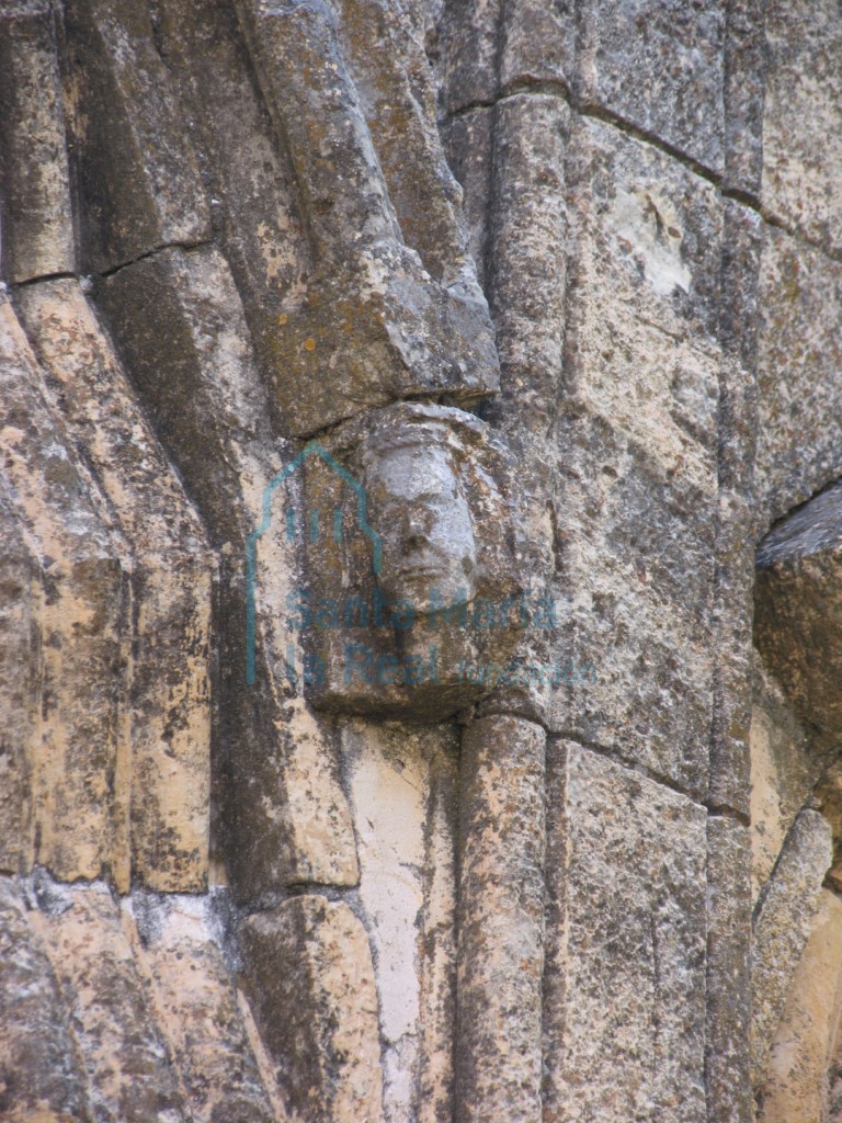 Detalle de una ménsula del lado occidental del pórtico