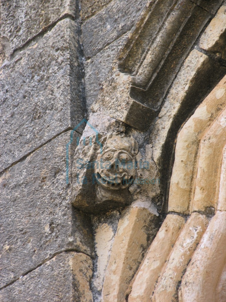 Detalle de una ménsula del lado occidental del pórtico