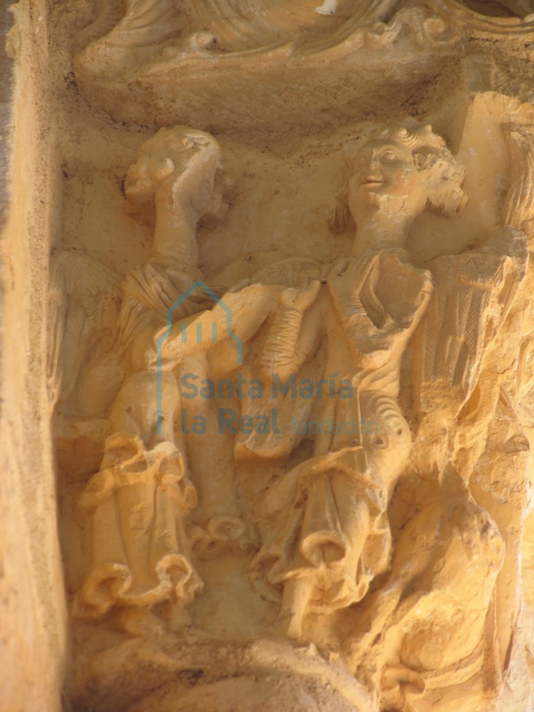 Capitel representa una pareja de ángeles con las alas desplegadas, en el pórtico