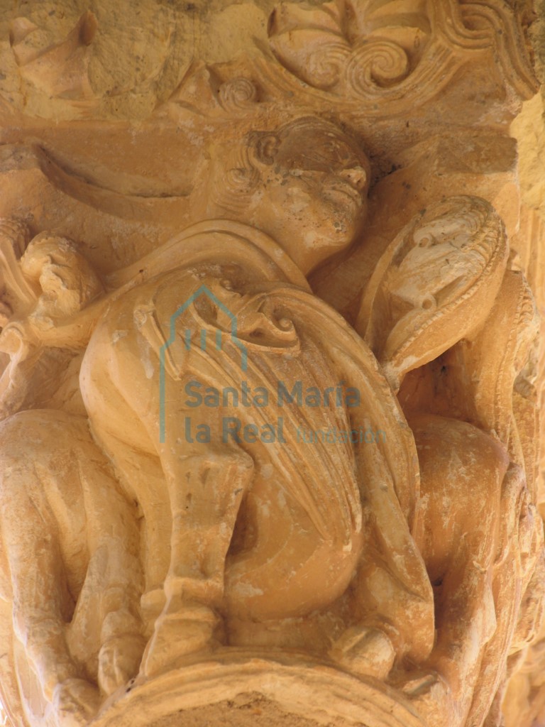 Capitel que representa una de las seis arpías, en el pórtico