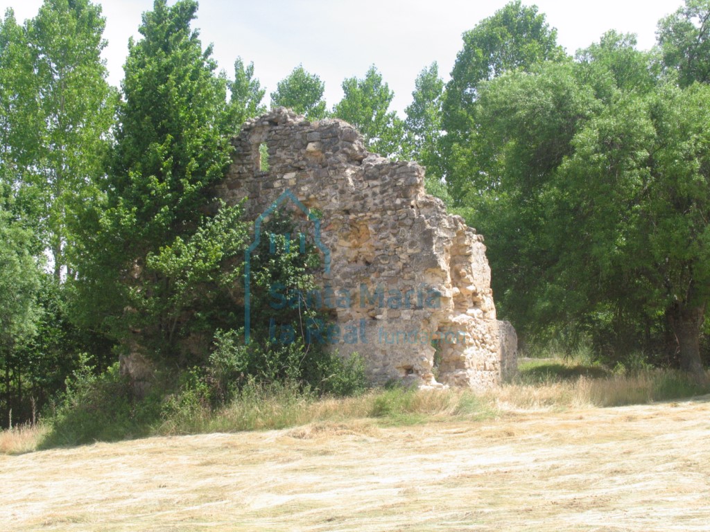 La ermita en ruinas desde el oeste