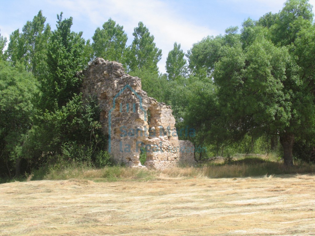La ermita en ruinas desde el oeste