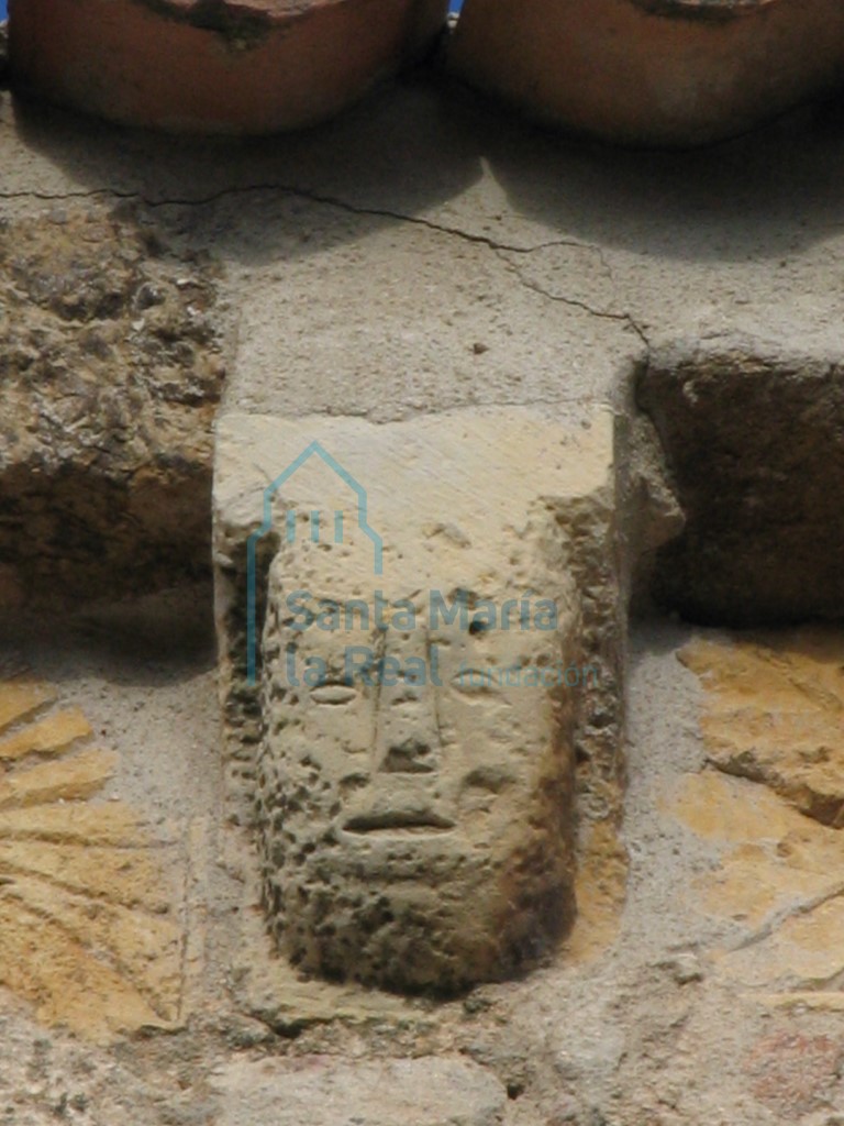Canecillo figurado en la cornisa del ábside