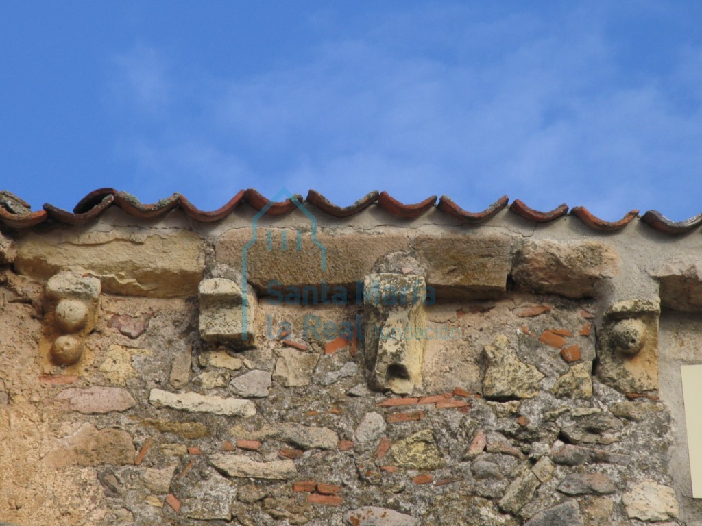 Canecillos en la cornisa del ábside