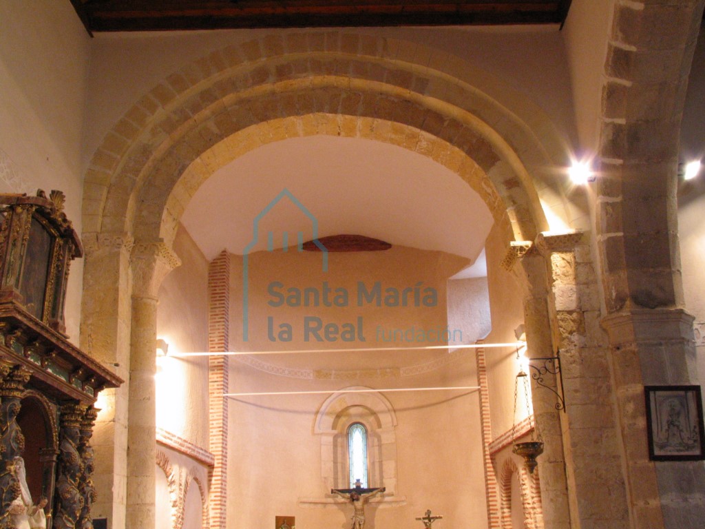 Detalle del arco triunfal del medio punto y dos arquivoltas