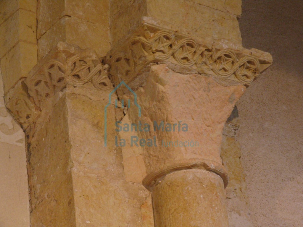 Detalle del capitel y cimacio izquierdo del arco triunfal