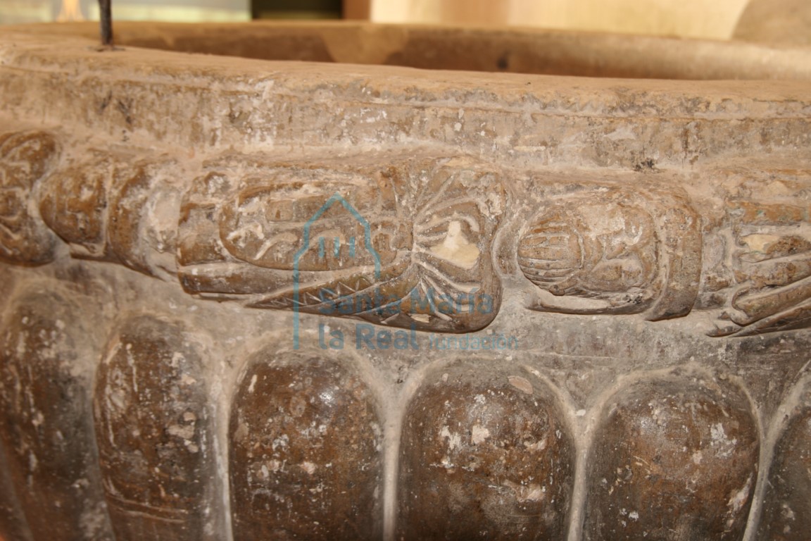 Detalle de la copa de la pila bautismal