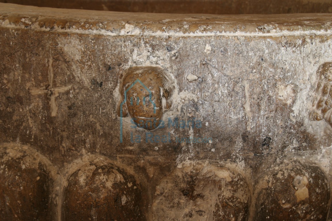 Detalle de la copa de la pila bautismal