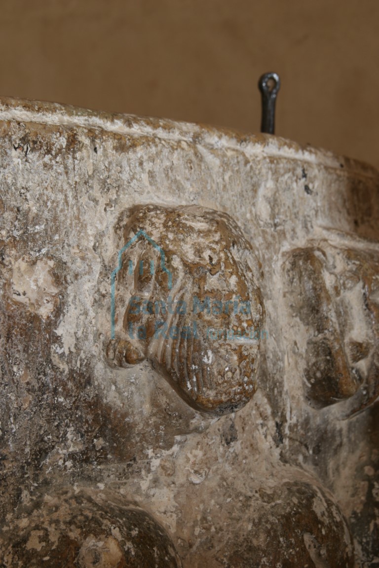 Detalle de la copa de la pila bautismal