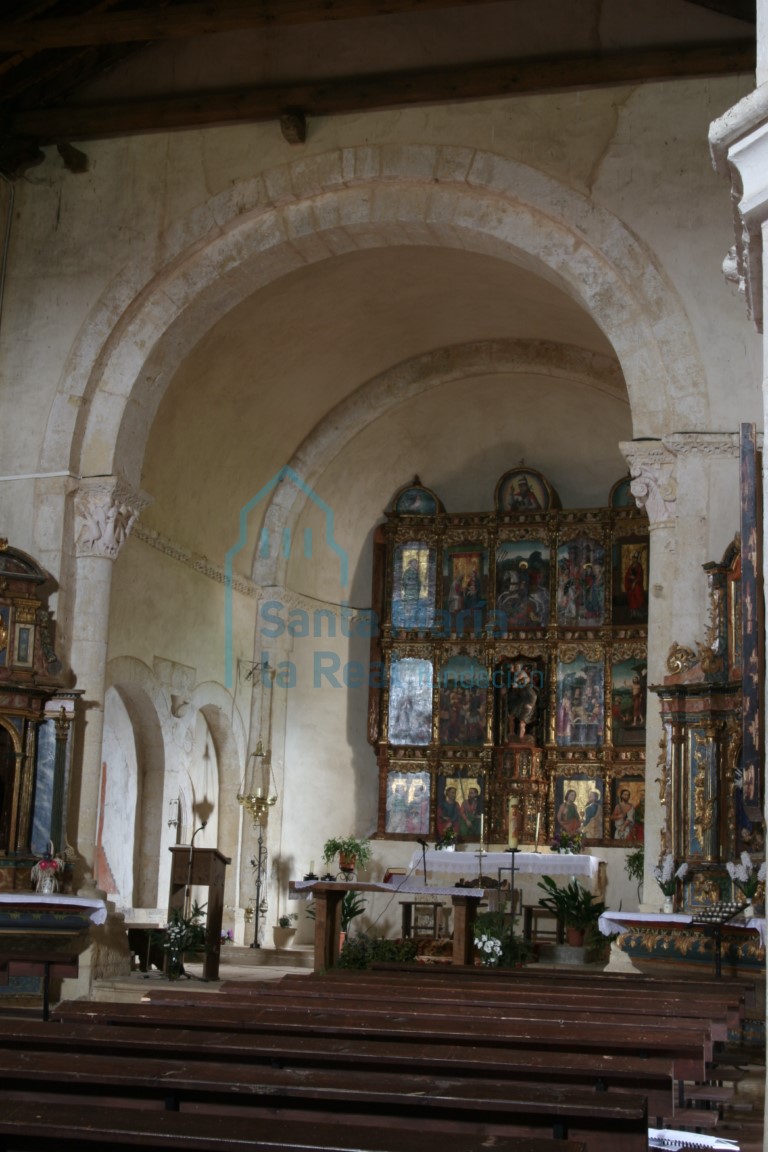 Vista del ábside central desde el interior de la nave
