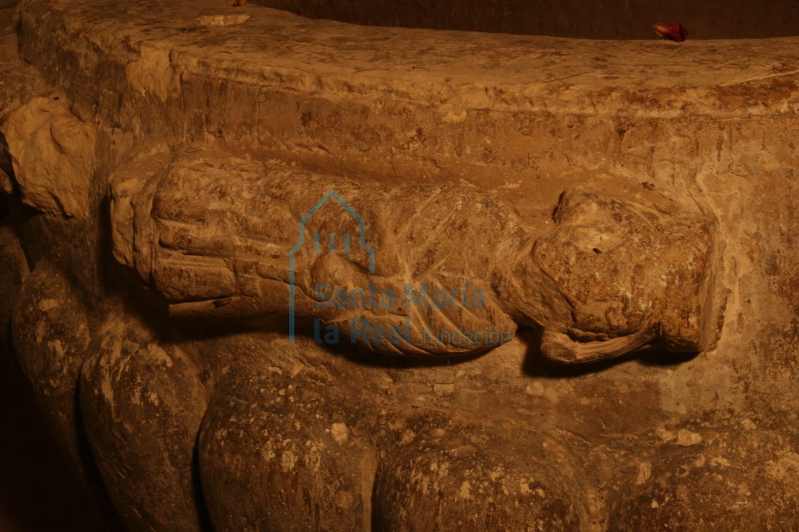 Detalle de la pila bautismal